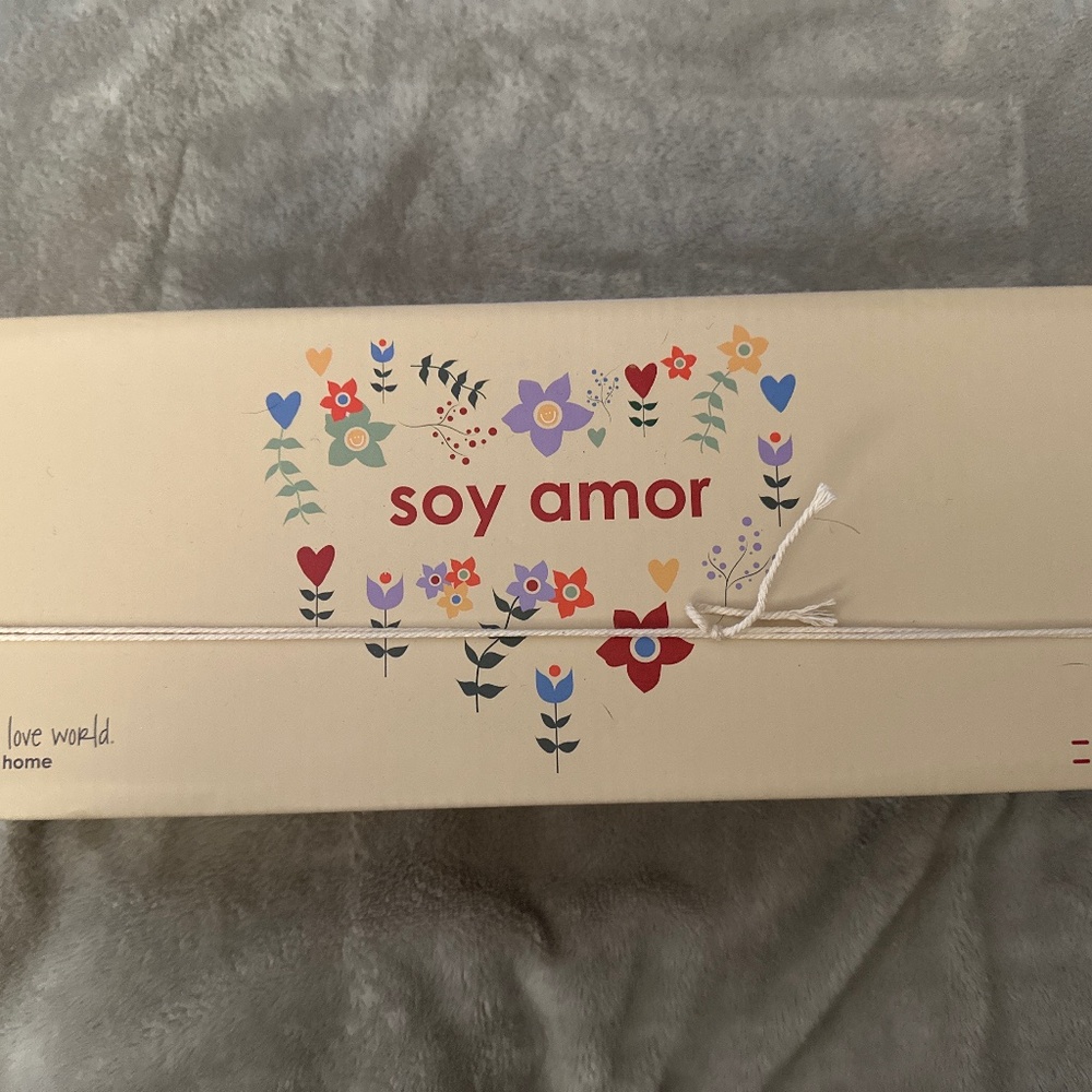 NIB SOY AMOR  CANDLES PEACE LOVE WORLD QTY 3